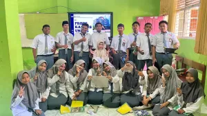 Siswa kelas XII MA Darus Sa’adah As’adiyah Lancirang bersama mahasiswa KKN Tematik 115 Universitas Hasanuddin menunjukkan hasil lembaran bioplastik berbahan pati singkong usai sesi praktik dan diskusi ilmiah tentang sains polimer serta solusi ramah lingkungan, 3 Februari 2026.
